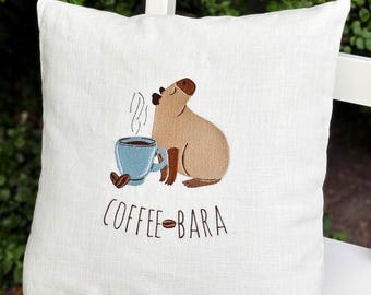 Bestickte Leinen-Kissenhülle mit Capybara und Kaffeetasse,  in creme oder grün | *Coffeebara* oder personalisierbar mit Namen