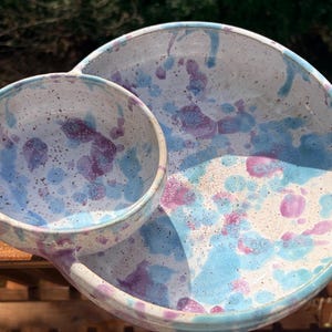 Puede incluir: Una taza de cerámica blanca con un asa negra y el texto "But First, Coffee" en negro, en negrita. La taza está sobre una superficie blanca.