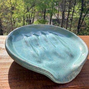 Jabonera de cerámica hecha a mano, cerámica con drenaje automático, arcilla de piedra marrón.