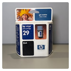 Op de afbeelding: Een witte doos met een HP inkjet printcartridge, model 29. De doos toont het HP-logo en de tekst "get creative (ideas inside)". De cartridge is zwart en de doos heeft een foto van een persoon met een kroon.