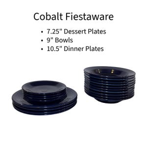 Puede incluir: Juego de vajilla Cobalt Fiesta. La imagen muestra pilas de platos y cuencos azul oscuro. El texto indica que el juego incluye platos de postre (18,4 cm), cuencos (22,9 cm) y platos llanos (26,7 cm). Los platos tienen un diseño sencillo y clásico.