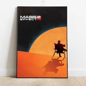 Può includere: Poster incorniciato con il logo "Mass Effect 2" in bianco e rosso. L'opera raffigura una figura silhouette seduta su una sedia, con un grande sole arancione sullo sfondo. Il poster ha una cornice nera.
