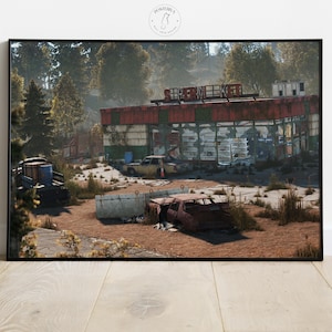 Pode incluir: Impressão emoldurada retratando uma cena pós-apocalíptica com um edifício dilapidado com a inscrição "SUPERMEKUL". A imagem apresenta veículos abandonados, vegetação exuberante e uma sensação de desolação, com um logotipo no canto superior direito.