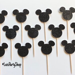 Pode incluir: 12 toppers para cupcake com cabe&ccedil;a de Mickey Mouse preta com glitter em palitos de madeira.