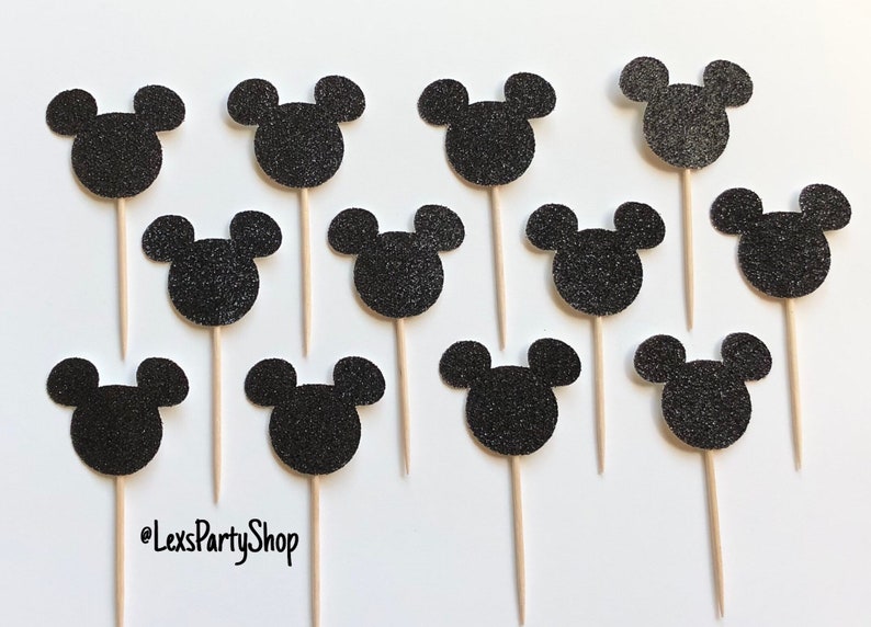 Pode incluir: 12 toppers para cupcake com cabe&ccedil;a de Mickey Mouse preta com glitter em palitos de madeira.