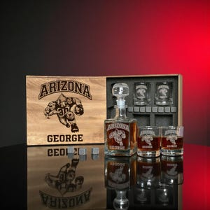 Decantador de whisky grabado con vasos grabados a juego y caja de madera personalizada: un regalo distintivo inspirado en el fútbol para hombre.