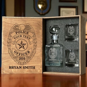 Cadeau kerstpatrouille, gepersonaliseerde whiskykarafset met gegraveerde stenen glazen, houten kist met badgenummer, politiecadeau