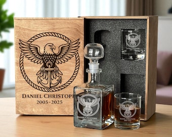 Weihnachtsmarinegeschenk, personalisiertes Whisky-Dekanter-Set mit gravierten Rocks-Gläsern, Holzkiste für Seemann