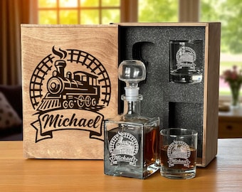 Presente de Natal para Ferroviário: Conjunto de Decantador de Uísque Personalizado com Copos de Whisky Gravados, Caixa de Madeira com Desenho de Locomotiva.