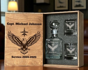 Juego de decantador de whisky de la Fuerza Aérea con vasos grabados, regalo de piloto para jubilación militar en caja de regalo de madera personalizada.