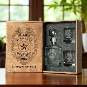 Kerstcadeau voor politieagent – gepersonaliseerde whiskykarafset met gegraveerde badge, geschenkdoos wetshandhaving met bril