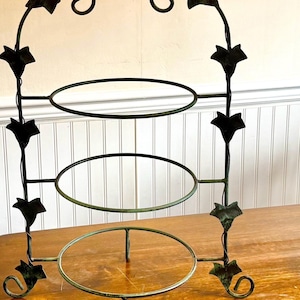 Soporte para servir de 3 niveles decorado con hiedra