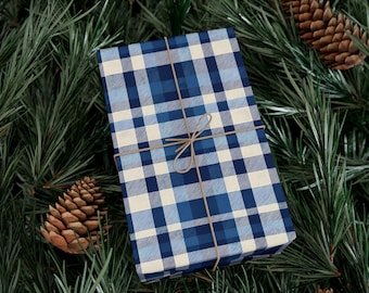 Blau karierte Geschenkverpackung, blau kariertes Geschenkpapier, Dekoratives Geschenkpapier, karierte Geschenkverpackung, blau weiße Geschenkverpackung