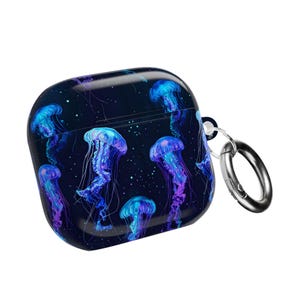 Könnte beinhalten: Dunkelblaues AirPod-Case mit einem Muster aus leuchtend blauen und violetten Quallen. Das Case hat einen silberfarbenen Karabinerhaken zum einfachen Tragen. Das Quallen-Design ist vor einem sternenklaren Hintergrund angeordnet.