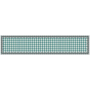 Op de afbeelding: Een rechthoekige tafelloper met een turquoise en wit ruitpatroon, met een grijze rand en een zwarte gestikte omtrek. De loper is een decoratief textiel voor een eettafel of ander oppervlak.