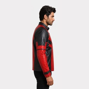 K&ouml;nnte beinhalten: Rote und schwarze Lederjacke mit Stehkragen. Die Jacke hat schwarze Eins&auml;tze an Schultern und &Auml;rmeln, mit roten Eins&auml;tzen an den Seiten und vorne. Die Jacke hat ein Schnallendetail am &Auml;rmel.