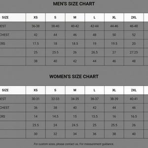 K&ouml;nnte beinhalten: Eine Gr&ouml;&szlig;entabelle f&uuml;r Herren- und Damenbekleidung mit Ma&szlig;en in Zoll. Die Tabelle umfasst die Gr&ouml;&szlig;en XS bis 3XL und gibt detaillierte Angaben zu Brustumfang, Jackenbrustumfang, Schultern, &Auml;rmeln und Taille. Der Text unten lautet: "F&uuml;r Sondergr&ouml;&szlig;en kontaktieren Sie uns bitte."