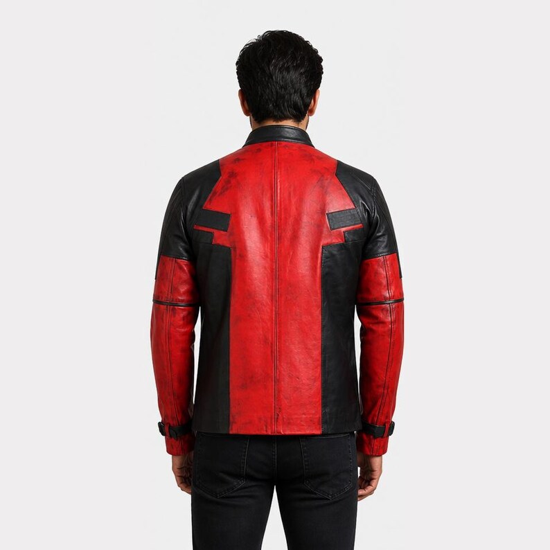 K&ouml;nnte beinhalten: Rote und schwarze Lederjacke mit Used-Look. Die Jacke hat einen Stehkragen, schwarze Eins&auml;tze an Schultern und &Auml;rmeln sowie eine rote Mittelbahn auf dem R&uuml;cken. Die Jacke hat einen klassischen Biker-Stil.