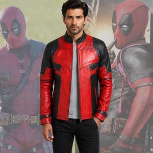 K&ouml;nnte beinhalten: Rote und schwarze Lederjacke mit Stehkragen und Rei&szlig;verschluss. Die Jacke hat schwarze Eins&auml;tze an Schultern und &Auml;rmeln. Der Hintergrund zeigt ein verschwommenes Bild einer Figur in einem rot-schwarzen Kost&uuml;m.
