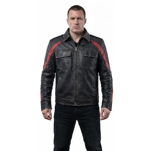 Puede incluir: Chaqueta de cuero negra con rayas rojas en los hombros y las mangas. La chaqueta tiene dos bolsillos en el pecho y cierre de cremallera. El cuero tiene un aspecto envejecido.