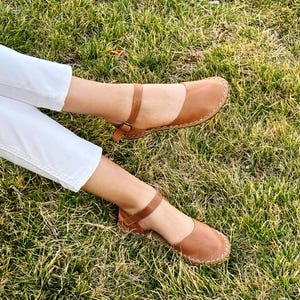 Handmade Leather Grounding Sandals: Women&#39;s Barefoot Earthing Shoes