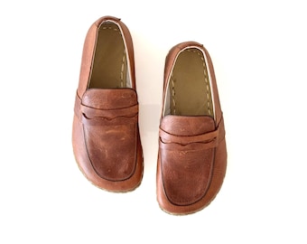 Mocasines de piel con remaches de cobre: zapatos de mujer con un toque natural / CRAZY BROWN