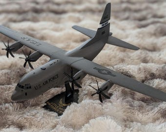 Maqueta de avión C-130J (base y cola personalizables)