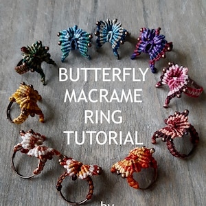Puede incluir: Una colección de anillos de macramé con forma de mariposa de colores, cada uno con una combinación de colores diferente. Los anillos están hechos con una variedad de hilos y cuentas, y todos están unidos con un nudo simple. Los anillos están dispuestos en círculo sobre una superficie de madera, y el texto "BUTTERFLY MACRAME RING TUTORIAL by MACRAMEDAMARE" está escrito en el centro del círculo.