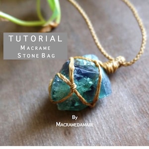 Pode incluir: Um tutorial para fazer uma bolsa de pedra de macramé. A imagem mostra uma pedra azul esverdeada envolvida em fio natural, com um padrão de nó de macramé. A pedra está presa a um colar de cordão.