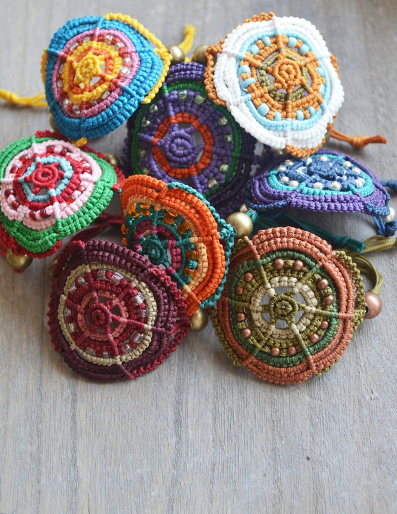 FLERFÄRGADE MAKRAMEARMBAND/Makramé pdf-handledning bild 3