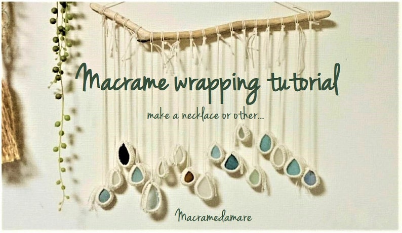 K&ouml;nnte beinhalten: Macrame-Wickel-Tutorial, eine Halskette oder anderes herstellen... Macramedamares. Eine Wandbeh&auml;nge mit mehreren gewickelten Tropfenformen aus Makramee in verschiedenen Farben.