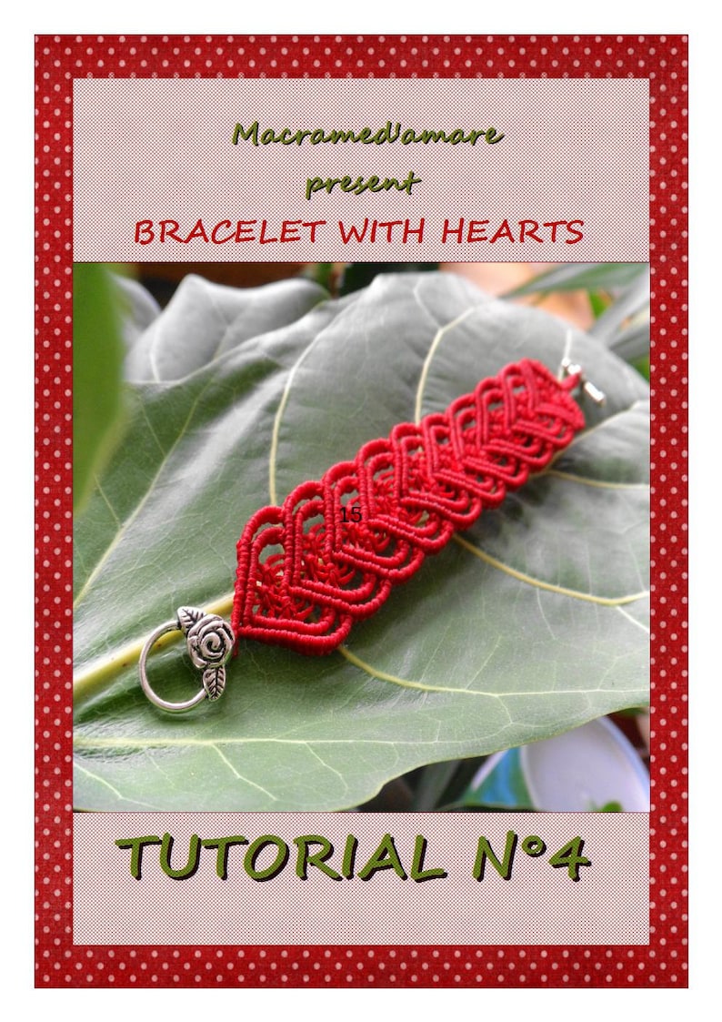 Puede incluir: Pulsera de macram&eacute; roja con un patr&oacute;n de coraz&oacute;n, con un cierre plateado con dise&ntilde;o de rosa. La pulsera est&aacute; sobre una hoja verde. El texto "MacrameDamore present BRACELET WITH HEARTS TUTORIAL N&deg;4" est&aacute; sobre un fondo rojo con lunares blancos.