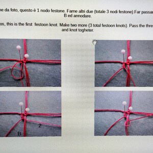 Pode incluir: Quatro imagens mostrando as etapas para amarrar um n&oacute; feston. As imagens mostram um cord&atilde;o vermelho amarrado em torno de duas contas brancas. O texto na imagem diz "Annodare come da foto, questo &egrave; 1 nodo festone. Farne altri due (totale 3 nodi festone). Far passare il filo 2 sotto Bed annodare. Knot as photos, this is the first festoon knot. Make two more (3 total festoon knots). Pass the thread 2 under B and knot togheter."