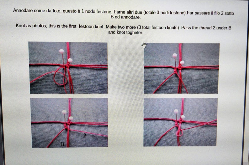 Pode incluir: Quatro imagens mostrando as etapas para amarrar um n&oacute; feston. As imagens mostram um cord&atilde;o vermelho amarrado em torno de duas contas brancas. O texto na imagem diz "Annodare come da foto, questo &egrave; 1 nodo festone. Farne altri due (totale 3 nodi festone). Far passare il filo 2 sotto Bed annodare. Knot as photos, this is the first festoon knot. Make two more (3 total festoon knots). Pass the thread 2 under B and knot togheter."