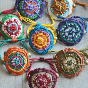 FLERFÄRGADE MAKRAMEARMBAND/Makramé pdf-handledning bild 4