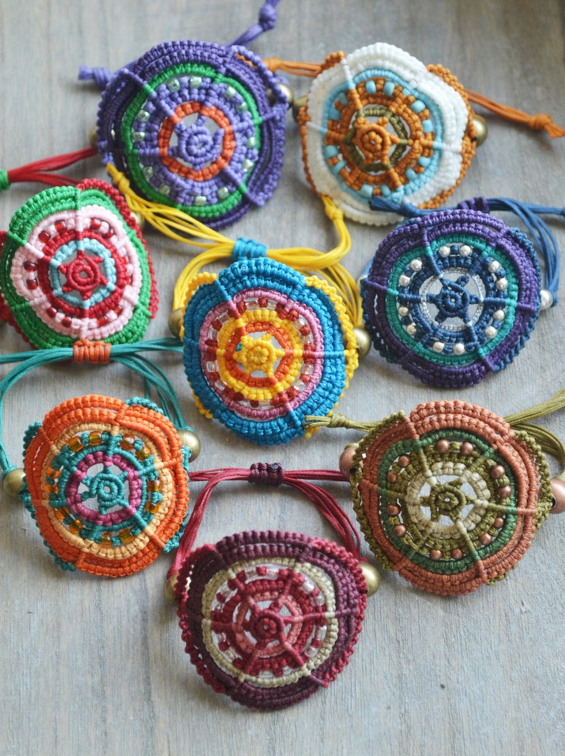 FLERFÄRGADE MAKRAMEARMBAND/Makramé pdf-handledning bild 4