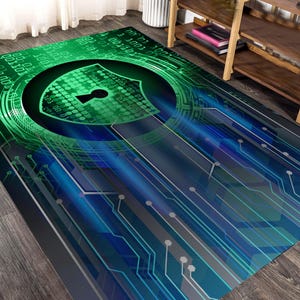 Op de afbeelding: Een rechthoekig vloerkleed met een digitaal beveiligingsthema. Het vloerkleed heeft een groot groen schild- en sleutelgatontwerp in het midden, omgeven door binaire code. Blauwe en groene printplaatpatronen bedekken het oppervlak van het vloerkleed.
