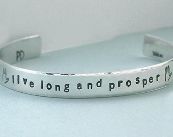 Vive mucho y prospera - Pulsera de manguito - Plata de ley estampada a mano