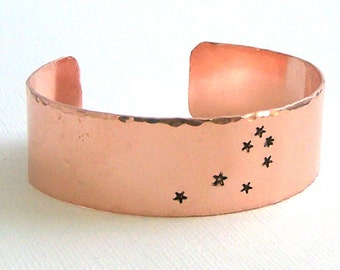 Pulsera del manguito de la constelación de las siete hermanas - las pléyedas - cobre estampado a mano