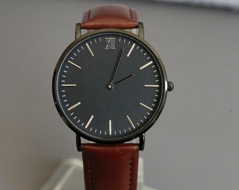 Benutzerdefinierte minimalistische schwarzes Gesicht braune Lederuhr für Männer Uhr Geschenk für Ehemann, personalisierte Metalluhr, graviertes Geschenk, Weihnachtsgeschenk