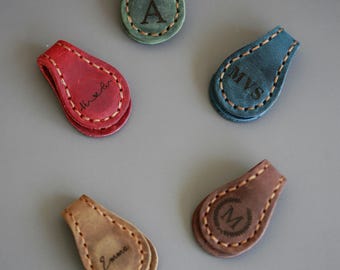 Magnetiskt bokmärke i läder, personligt läderbokmärke, initialer i läderbokmärke, handgjort, läsarpresent, present till honom, present till henne