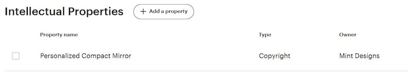 Op de afbeelding: Een screenshot van een Etsy-vermelding met een formulier om informatie over intellectueel eigendom toe te voegen. Het formulier heeft velden voor de naam van de eigendom, het type en de eigenaar. De naam van de eigendom is "Gepersonaliseerde Compact Mirror", het type is "Copyright" en de eigenaar is "Mint Designs".