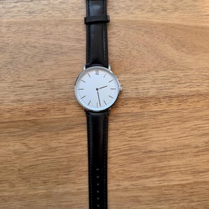 Montre en cuir marron minimaliste personnalisée personnalisée pour homme, cadeau pour mari, montre en métal personnalisée, cadeau gravé, cadeau de Noël Black + Silver Case