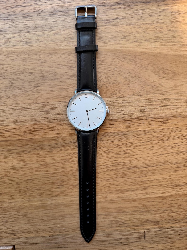 Montre en cuir marron minimaliste personnalisée personnalisée pour homme, cadeau pour mari, montre en métal personnalisée, cadeau gravé, cadeau de Noël Black + Silver Case