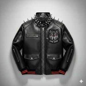 Puede incluir: Una chaqueta de cuero negro con pinchos metálicos plateados en hombros y cuello, cremallera central y dos bolsillos con solapa. Un parche en el pecho muestra una cabeza de lobo con ojos rojos y el texto LONE WOLF. Rayas rojas en los puños.