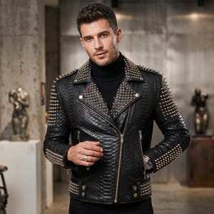Pode incluir: Um casaco de motociclista em pele preta com textura de pele de cobra, apresentando espigões de metal prateado nas lapelas, ombros e mangas. O casaco inclui um fecho de correr prateado diagonal, bolsos com fecho e um detalhe de fivela.
