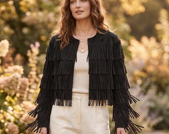 Damska zamszowa kurtka motocyklowa z frędzlami – warstwowa marynarka w stylu boho, odważny, boho-szykowny strój festiwalowy