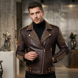 Könnte beinhalten: Eine dunkelbraune Lederjacke mit Schlangenledermuster, besetzt mit goldenen Metallnieten an Revers, Schultern und Ärmeln. Die Jacke verfügt über einen diagonalen goldenen Reißverschluss, Reißverschlusstaschen und verstellbare Seitenschnallen.