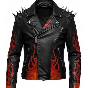 Puede incluir: Chaqueta de cuero negra con diseños de llamas rojas en las mangas y el pecho. La chaqueta presenta un estilo motero clásico con cuello de solapa, cremallera asimétrica y tachuelas de púas plateadas en los hombros.