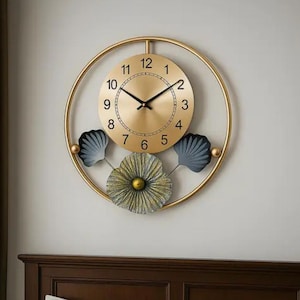 Modern blommig väggklocka i metall | Lyxig dekorativ klocka i guld (38 cm)